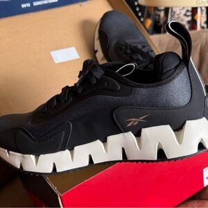 Reebok Black Zig dynamica Shoes womens size 10 nwot